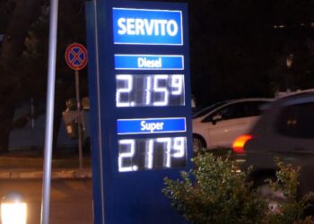 Il diesel supera i 2 euro al litro, la rabbia degli automobilisti: “Subiamo i rincari, l’auto è indispensabile”