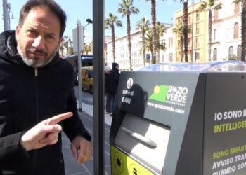 Via Sparano, ecco il cestino musicale: cori e applausi a chi conferisce i rifiuti – VIDEO