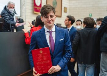 È barese il laureato in Medicina più giovane d’Italia, Davide: “Mai rinunciato al volontariato e agli amici”