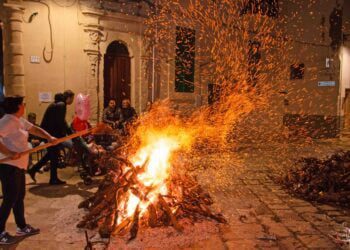 A Monopoli torna la “Festa dei falò”, il 19 marzo la tradizione pagana del passaggio dall’inverno alla primavera