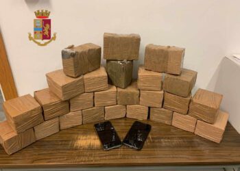 Senza patente trasportava in auto 25 chili di cannabis: arrestato a Bari corriere della droga