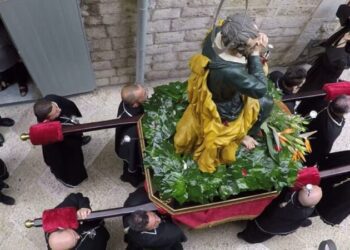 Il Venerdì Santo a Bari Vecchia e l’eterna diatriba tra “chiangiaminue” e “vendeluse”