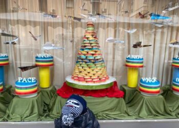 Una montagna di dolci per la pace: è la vetrina di Boccia, storica pasticceria di Madonnella