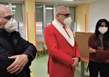 Cinque Smart tv per i piccoli in cura al Pediatrico, nuova azione benefica del “Babbo Natale barese”