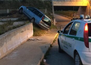 Lancio di sassi dal cavalcavia a Loseto, anziano sbanda con l’auto e finisce fuori strada
