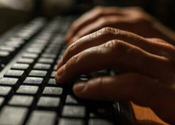 Si finge personaggio del Grande Fratello e perseguita una ragazza di Molfetta: 50enne a processo