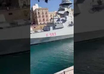 “Assassini!”, nave Carabiniere della Marina presa a sassate da pseudo-pacifisti a Taranto – VIDEO