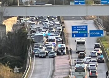 Bari, tamponamento a catena su via Bitritto: traffico paralizzato all’ingresso in città