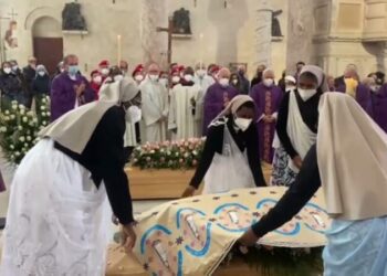 Cori, musica e palloncini bianchi: Bari piange le tre suore morte nello schianto sulla A16 – VIDEO