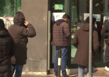 Aumento casi Covid, a Bari è assalto ai tamponi: lunghe code in farmacia come a dicembre