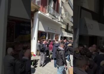 Nuovo orologio Swatch, delirio a Bari: in via Sparano c’è anche chi ha dormito all’esterno dello store