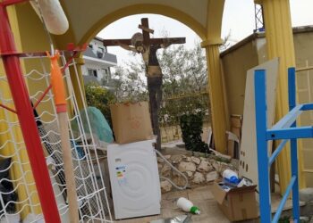 Un crocifisso tra i rifiuti, a Rutigliano scoppia la polemica. Il Santuario: “Merita rispetto”