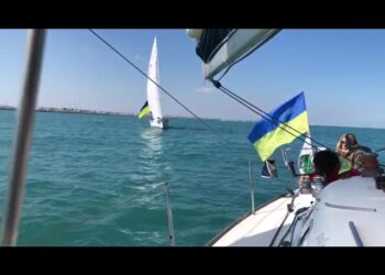Bari, una regata per la pace in Ucraina: gli Amici per la Vela Puglia dicono “no” alla guerra