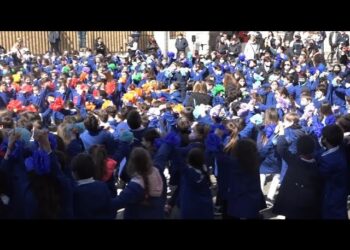 Un girotondo per la pace, flash-mob degli alunni della Umberto I-San Nicola: “I bimbi non conoscono odio”