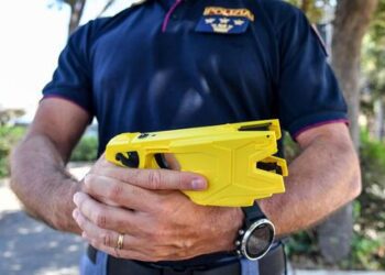 A Bari Polizia, Carabinieri e Finanza useranno il taser: arrivano le armi da difesa per forze dell’ordine