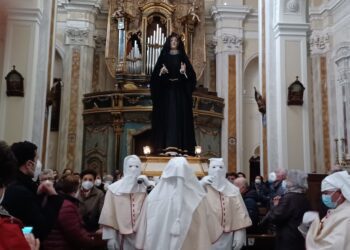 L’Addolorata incontra il Figlio in croce: a Giovinazzo l’antico rito del lunedì Santo