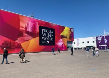 Emiliano dalla BIT al Vinitaly: “Puglia protagonista anche con i vini”