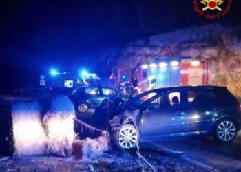 Scontro nella notte fra 2 auto sulla Statale 172 “Dei Trulli”: tre feriti, uno è grave