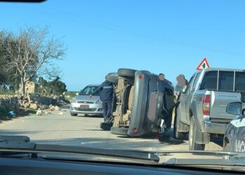 Perde il controllo dell’auto, sbatte sul muretto a secco e si ribalta: un ferito sulla Turi-Rutigliano