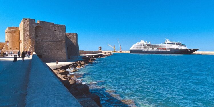 L'Azamara Pursuit nel porto di Monopoli