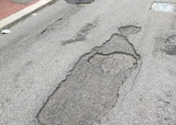 Via Mantova a Conversano è una pericolosa groviera: i cittadini si ribellano
