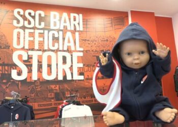 Tutti pazzi per la Bari, nello store anche tanti tifosi stranieri – VIDEO