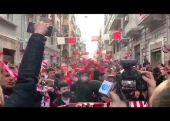 Bagno di folla per il Bari in via Pasubio, centinaia di tifosi in strada abbracciano i biancorossi – VIDEO