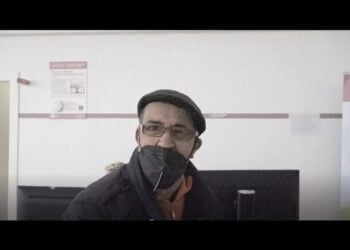 In autobus con il girello per fare la quarta dose: “Non sono morto per la terza e non morirò ora”