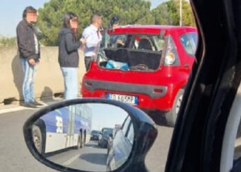 Statale 100, scontro tra bus e auto all’ingresso di Bari: rallentamenti e lunghe code