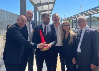 Treni Bari-Bitritto, ripartono i lavori. Decaro porta un maxi corno: “Speriamo sia la volta buona”