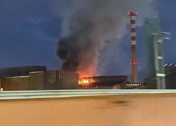 Bari, incendio alla zona industriale: fiamme in una fabbrica di lavorazione del vetro