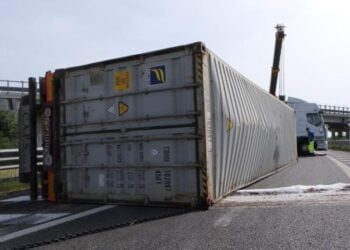 Bari, autoarticolato si ribalta sul raccordo della A14: tratto di strada chiuso al traffico