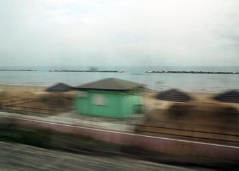 Ex ferroviere per sei anni fotografa l’Italia dal finestrino del treno: gli scatti in mostra a Casamassima