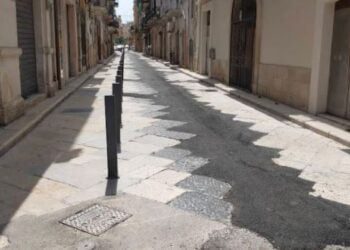 Asfalto tra le chianche a Triggiano dopo i lavori, il sindaco assicura: “Soluzione temporanea. Le rimetteremo”