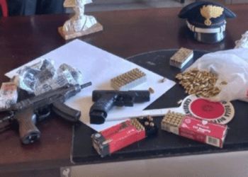 Mitragliatrice cecoslovacca, pistola e 280 cartucce: l’arsenale di un adolescente di Molfetta. Arrestato
