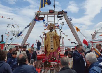 San Nicola, la statua va per mare. Decaro: “Il Santo è tornato tra noi”