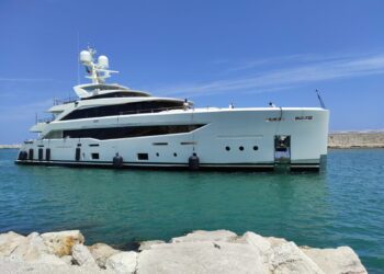 A Trani arriva lo yacht della famiglia reale del Bahrein: ecco Serenity, un panfilo di 42 metri