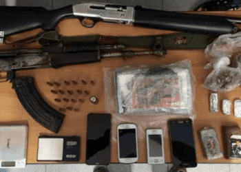 Kalashnikov, fucile e droga a casa della madre morta: arrestato. Prendeva il reddito di cittadinanza