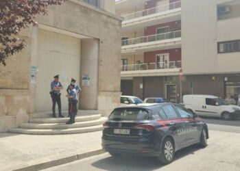 Tragedia a Bitetto, ferisce una collega e si lancia dal terrazzo della scuola: muore un collaboratore scolastico