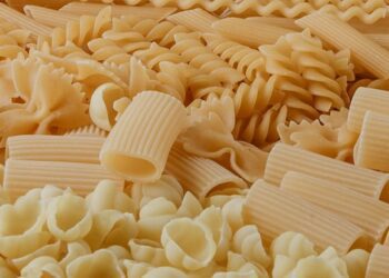 Rincari record, a Bari pasta a +37%. Per compensare i pugliesi risparmiano su ristoranti e viaggi
