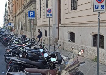 Bari, posti auto per disabili occupati dalle moto allo Scacchi. La denuncia: “Inciviltà allo stato puro”