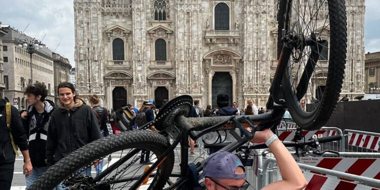 Francesco Tomasino davanti al Duomo di Milano