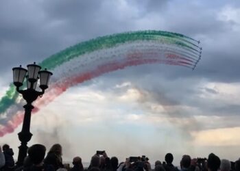 San Nicola, ecco lo show delle Frecce Tricolori: tutta Bari col naso all’insù – VIDEO E FOTO