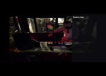 La musica è troppo alta e fa un ‘gavettone’ su consolle e clienti del bar: il video è virale