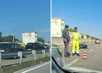 Statale 16, incidente tra auto e moto all’altezza di Sant’Anna: traffico bloccato in direzione Nord