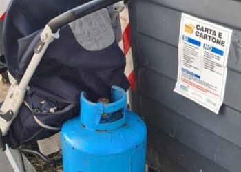 Materassi e divani, passeggini e bombole del gas: incivili dei rifiuti a Sant’Anna – VIDEO