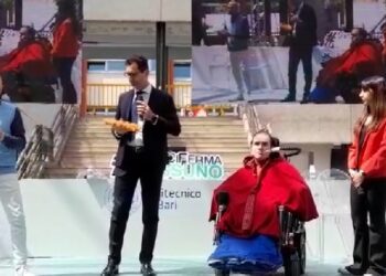 #NonCiFermaNessuno, Luca Abete al Politecnico: l’inviato di Striscia premia l’ingegnere Giovanni Bellino