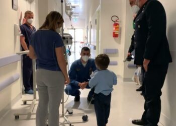 I piloti delle Frecce Tricolori al Policlinico per salutare i bimbi ricoverati: “Doniamo un momento di gioia”