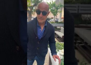 L’attore americano Stanley Tucci in Puglia, incantato da fave e cicorie: “Incredible…” – VIDEO