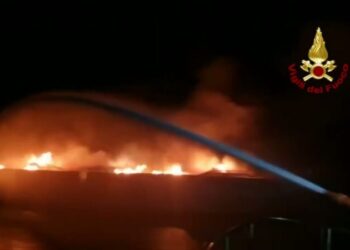 Fiamme su uno yacht di 24 metri al largo di Leuca: la barca affonda, equipaggio in salvo – VIDEO